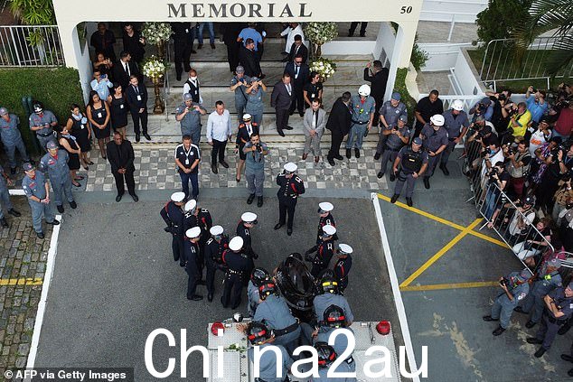 它沿着 Avenida Coronel Joaquim Montenegro 的中间延伸,在 25 号,在一扇高大的滑动门后面,Pele 的 100 岁母亲 Dona Celeste 正在接受家人和朋友的照料