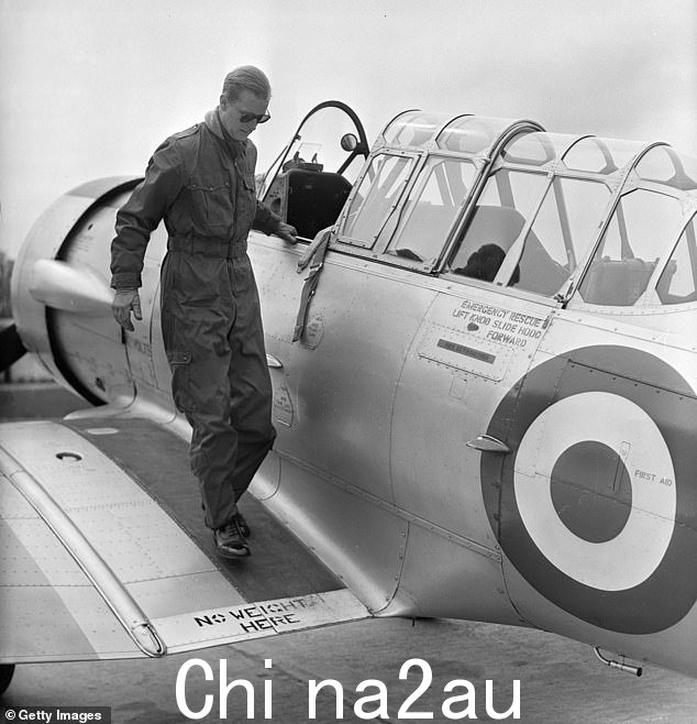爱丁堡公爵于 1953 年 5 月 4 日从哈佛教练机上下来,他在伯克郡皇家空军怀特沃尔瑟姆飞行后,在那里他训练了他的'翅膀'