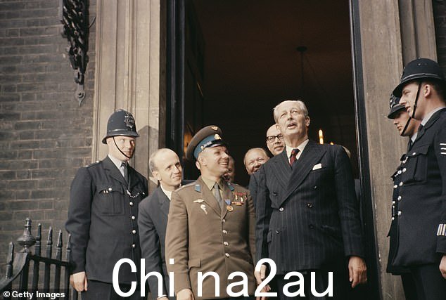 1961 年 7 月 13 日,苏联宇航员尤里·加加林(中)在伦敦海军部大楼会见总理哈罗德·麦克米伦(中右)