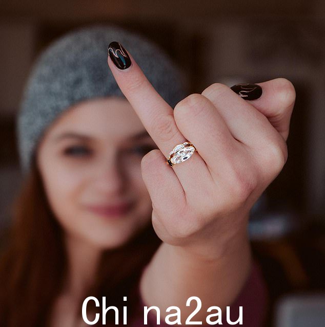 她滔滔不绝地说:'日期是 2/2/22 当你向我求婚并让我成为最幸运的女人时。我爱你胜过 Instagram 的标题永远伸张正义。永远和你在一起听起来像是一个真正的梦想,所以让我们去做吧。'