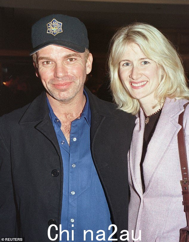 Billy Bob 在与 Angelina 的关系开始时与 Laura Dern(1999 年出现)订婚。她说:“我离开家去拍电影,我不在的时候,我男朋友结婚了”
