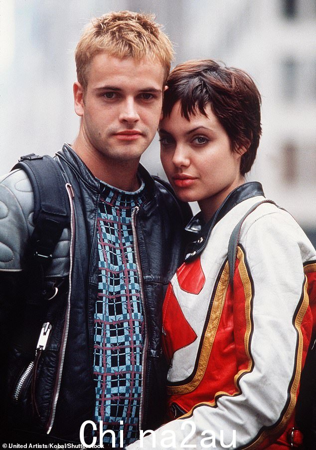 Angelina 和 Jonny Lee Miller,50 岁,在 1995 年一起拍摄电影 Hackers 后坠入爱河。一年后当他们结婚时,他们的婚礼迅速成为头条新闻