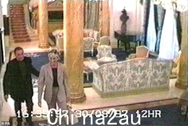 戴安娜,当然,是世界上最著名的女人。她当时 36 岁,她的脸出现在几乎每本光鲜亮丽的杂志和报纸的封面上