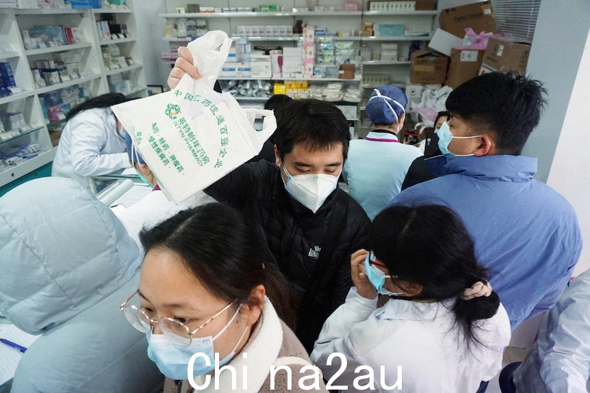 人们在杭州一家药店排队购买 COVID-19 抗原检测试剂盒。