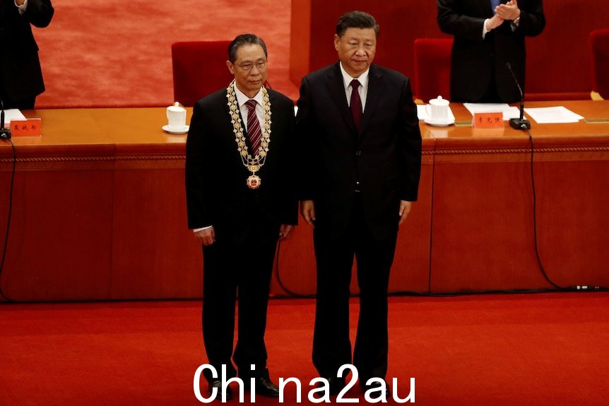 中国国家主席习近平与呼吸系统疾病专家钟南山合影。 