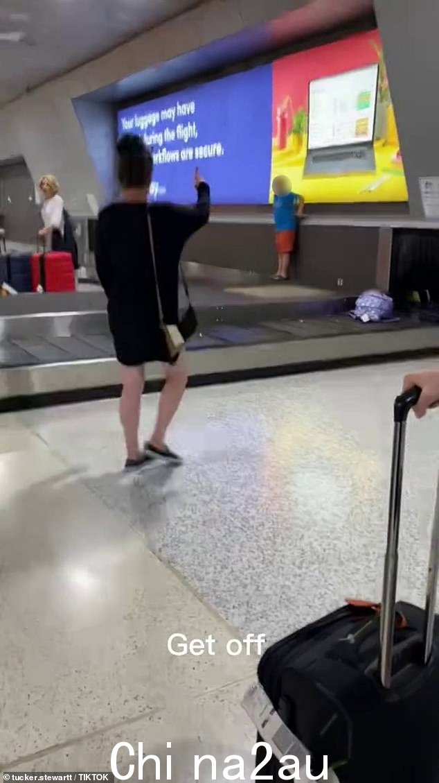 令人震惊的景象显示，一名儿童在墨尔本机场的行李传送带上大肆破坏，沿着传送带奔跑，将人们的行李扔到旁观者的恐惧中