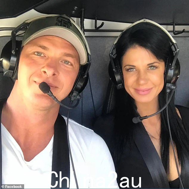 Sea World 直升机首席飞行员 Ash 'Jenko' Jenkinson,40 岁,在直升机失事中丧生(与他的妻子 Kosha 合影)
