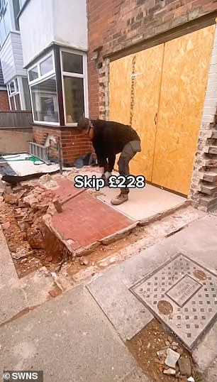营销经理请来了建筑检查员,以确保他的工艺是正确的并且在法律范围内