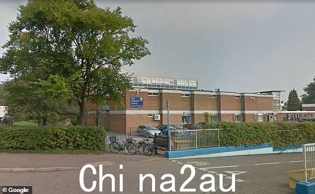 2017 年,Sutcliffe 先生被 Cherwell School 停职(如图),因为他称赞了一群学生,对一群学生说“女孩做得好”,其中包括一名自认为是男孩的学生