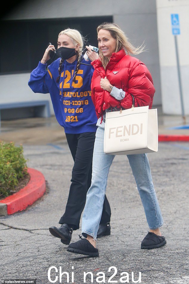 外出走动:Miley Cyrus 和她长得很像的妈妈 Tish Cyrus 并没有让阴天阻止他们周二在加利福尼亚州伯班克跑腿
