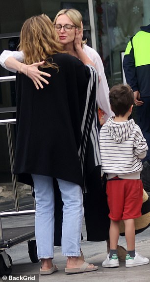 这么长:后来有人看到安妮斯顿向 Kimmel 的妻子道别,而他们的小儿子站在旁边