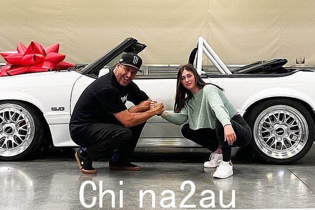 Lia Block 与她的父亲 Ken Block 合影,她在 2020 年 10 月 1 日生日时收到了一辆 1978 年福特 Escort Mk2
