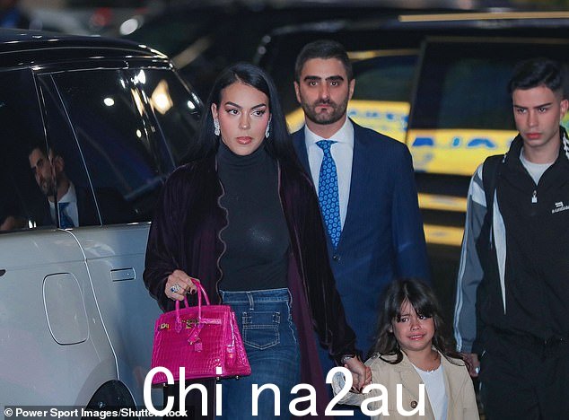 哇:Georgina Rodriguez 戴着一枚闪闪发光的钻石戒指,她参加了她的搭档 Cristiano Ronaldo 周二在利雅得作为 Al-Nassr FC 新球员的介绍