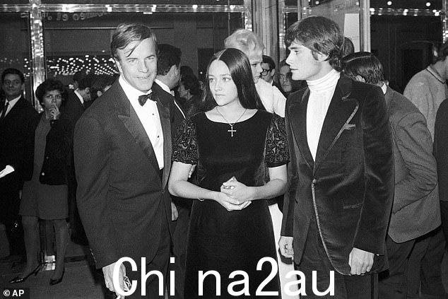 佛朗哥·泽菲雷利导演的电影(图片与 Hussey 和 Whiting 在电影的巴黎首映式上合编)于 1968 年上映,广受好评,并为这位意大利电影制作人赢得了奥斯卡最佳导演奖提名。 Zeffirelli 于 2019 年去世,享年 96 岁