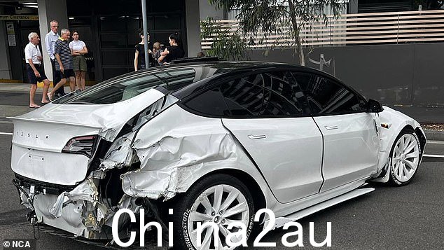 汽车后部(如图)在悉尼皮尔蒙特地区的车祸中也严重受损