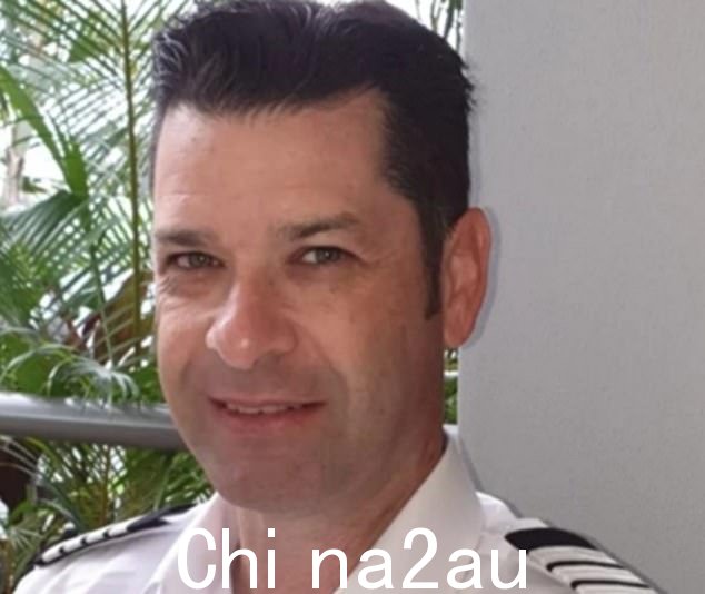 飞行员迈克尔詹姆斯(上图)因在碰撞后设法保持飞机直立并将其安全降落在附近的沙洲上而受到赞扬