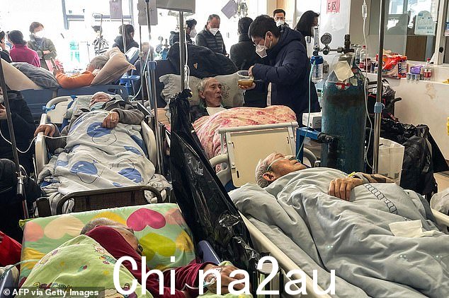 中国官员承认,该国与新冠病毒相关的死亡总人数是“巨大的”。图为:今天上海同仁医院担架上的病人