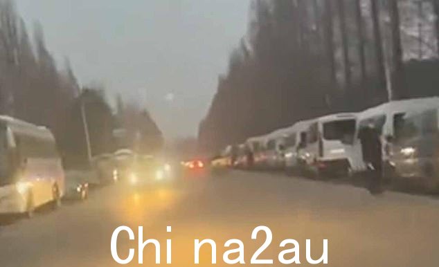 苏州市火葬场外的马路上排起了长队