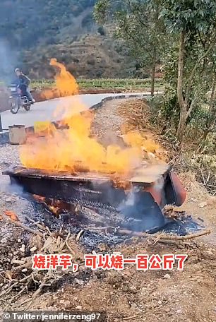 如图:在中国农村地区的一条小路旁看到一个木棺在燃烧