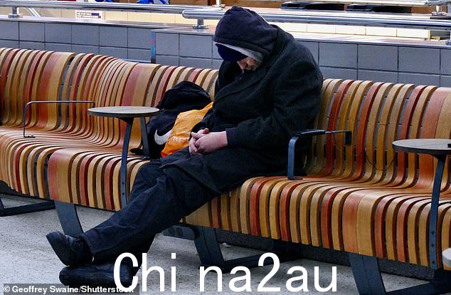 今天新罢工期间坐在雷丁车站座位上的乘客