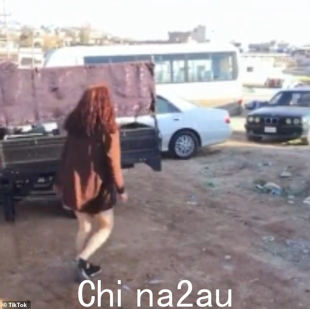 这个孤独的少年穿着黑色背心上衣、开衫和裙子,因为她被指责穿得'不端庄'