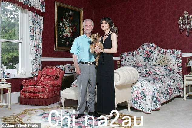 大卫和他的未婚妻莱斯利曼宁 2011 年在他位于卡特勒姆的家中