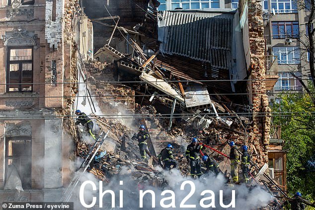 乌克兰救援人员在被俄罗斯无人机袭击摧毁的住宅楼现场工作