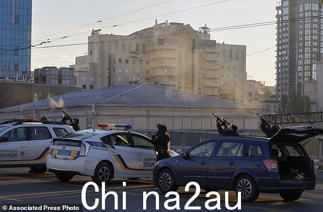 乌克兰士兵射击一架无人机,该无人机在向基辅的建筑物开火前几秒钟出现在天空中