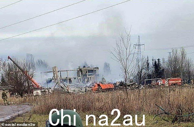 图:12 月 31 日在俄罗斯占领的 Makiivka 可以看到 HIMARS 导弹袭击的后果。俄罗斯承认有 63 名士兵在袭击中丧生,尽管乌克兰军方表示这个数字要高得多