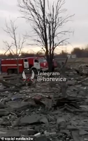 在罢工之后,俄罗斯占领的东顿巴斯地区的 Makiivka 的地面上散落着瓦砾。导弹击中了一所职业学校,该学校已变成俄罗斯军队的营房