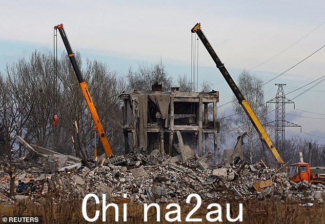 工人们清除据称是 t 的被毁建筑物的碎片o 成为一所职业学院,用作俄罗斯士兵的临时住所,其中数十人在乌克兰导弹袭击中丧生