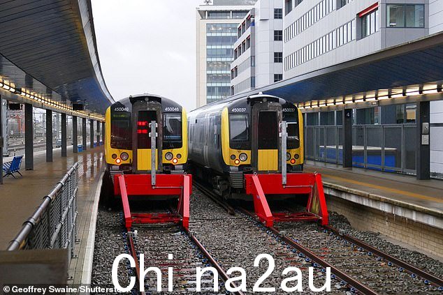 今天有超过 20,000 名司机在激烈的薪酬纠纷赌注中罢工we en industry bosses and their union Aslef(图:星期二罢工中的废弃雷丁火车站)