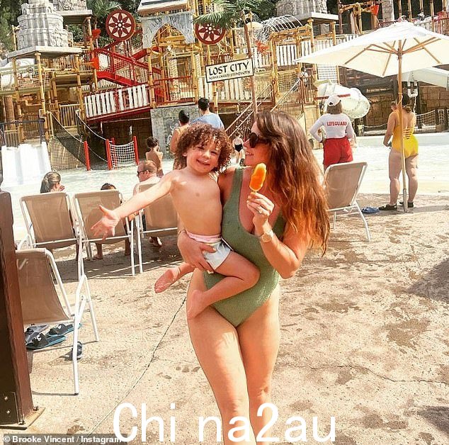 欢乐时光：这位 30 岁的前加冕街明星在记录了他们全家去水上乐园暹罗公园度过的一天后，在 Instagram 上分享了一张令人惊叹的日落照片