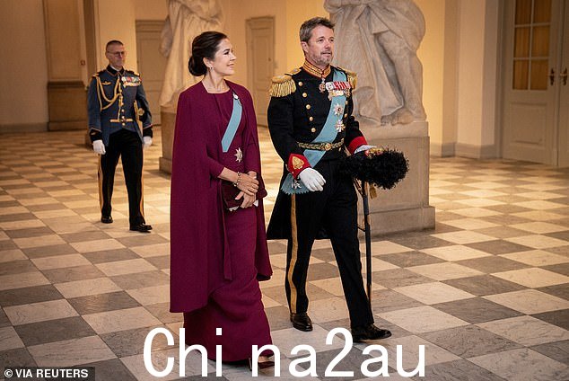 玛丽公主比赛她的岳母穿着勃艮第红,而她的丈夫弗雷德里克王子穿着他的军装出席活动