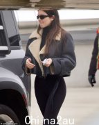 肯德尔·詹纳 (Kendall Jenner) 在洛杉矶降落时穿着紧身裤展示了她健美的身材