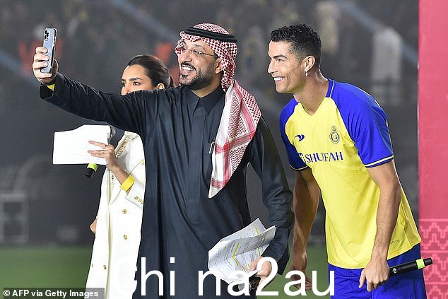 在他的揭幕仪式上,罗纳尔多声称在加入 Al-Nassr 之前,他有机会与欧洲和世界上多个国家的俱乐部签约,包括巴西、澳大利亚和美国