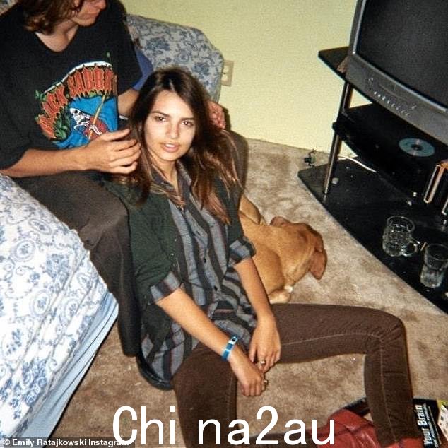 少女垃圾袋:Emily Ratajkowski 周三分享了两张她十几岁时的照片