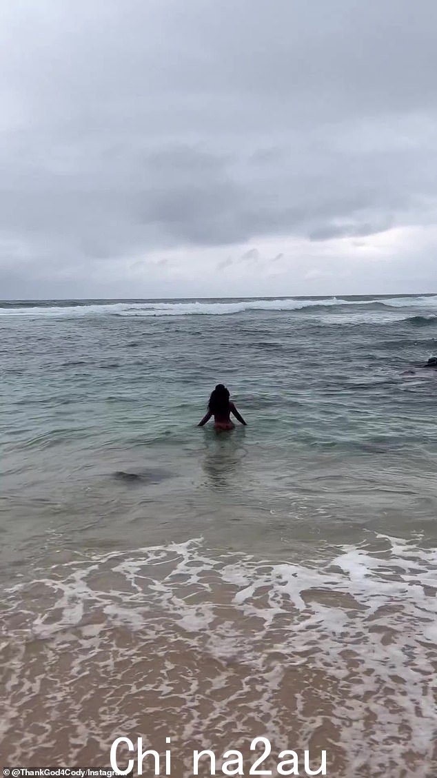 不止合作者? ThankGod4Cody 在他的 Instagram 故事中发布了一段 SZA 在水中背对着他的短视频,进一步煽动了两人之间可能存在爱情联系的谣言