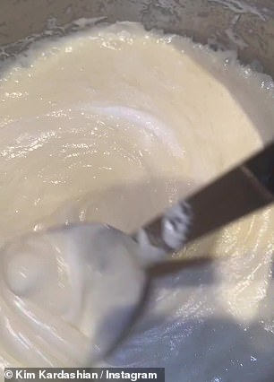 Melt in pan: 棉花糖融化成奶油状混合物