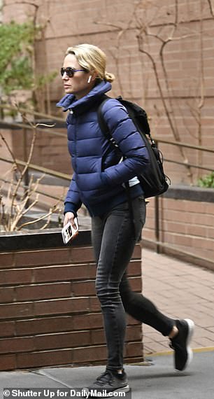 Amy 被发现到达和离开与 T.J. 一起建造自从他们的秘密关系被曝光以来,有好几次,但这次是单独出去