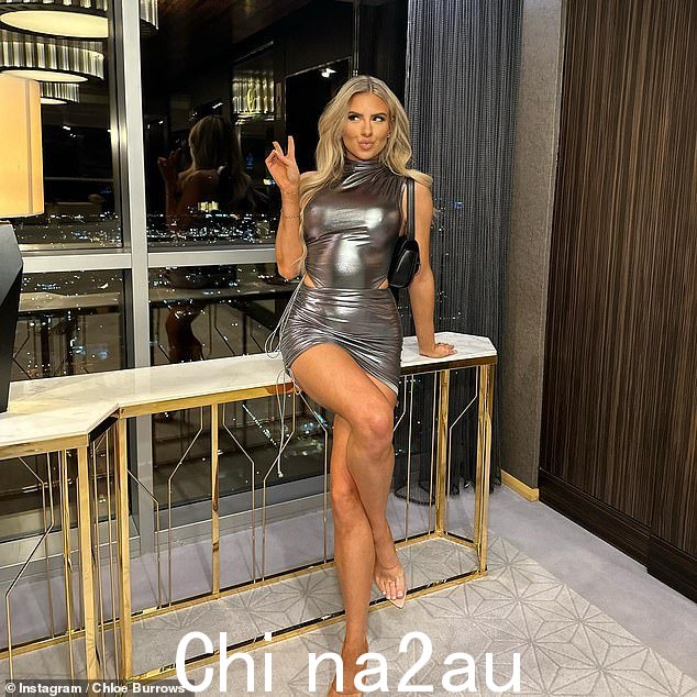 活下去向上!这次旅行标志着米莉 2022 年的第 14 个假期,女孩们在圣诞节后飞往中东
