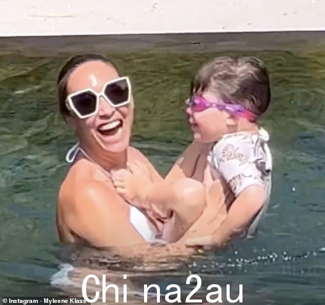 Sweet:Myleene 一直在马尔代夫沐浴阳光,并分享了她最小的孩子 Apollo 在小型私人泳池中独自游泳的视频