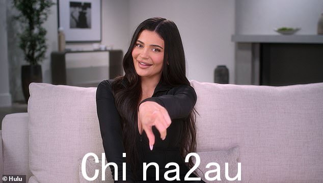 准备好了吗?除了她的美容/护肤品牌,Kylie 还忙于执行制作和主演 Hulu 的 The Kardashians 第 10 集第三季,该季于 9 月正式开始制作