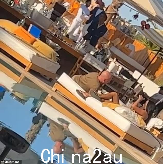 踢回来:他们也被视为放松在豪华热点 Nikki Beach Marrakech 的床上晒太阳,Yazmin 在 Instagram 上摆出迷人的比基尼照片