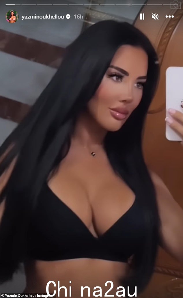 迷人:Yazmin 一直在让她的 Instagram 追随者更新她的旅行,分享她穿着比基尼的镜像自拍