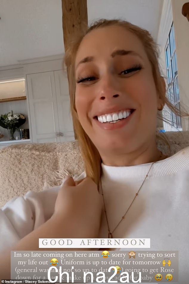 准备好!Stacey 告诉她的追随者,她正在准备一系列物品,这些物品可以兼作医院包,以防她“早产”。 class=