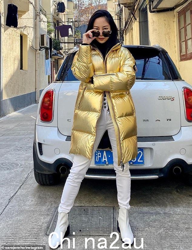 受她母亲对礼仪的兴趣的启发,她在创立自己的魅力学校之前就读于瑞士的 Institut Villa Pierrefeu