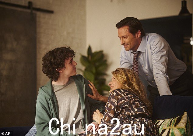失落:他的父亲在 2021 年澳大利亚父亲节那天不幸去世,当时他正在拍摄《儿子》(如图),一部讲述父亲和他十几岁的儿子之间的麻烦关系的电视剧