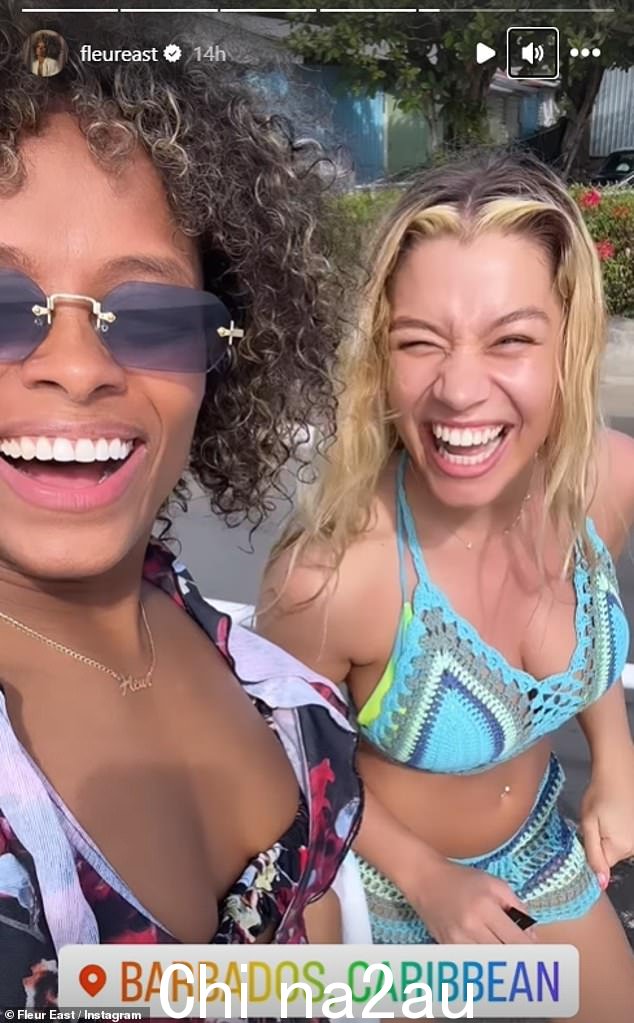 All smiles: Molly 惊叹于选择亮黄色和蓝色钩针编织的两件套,而歌手 Fleur,35一个黑色和红色的数字代表炙手可热的 snap