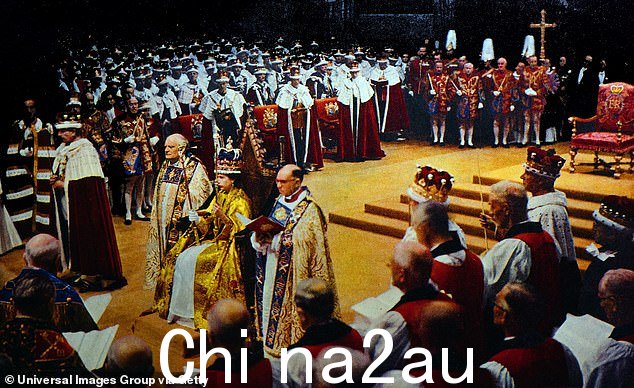 图为:女王伊丽莎白二世在她的加冕典礼上ation in 1953